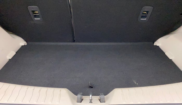 2021 Mahindra XUV300 W8 (O) 1.2 PETROL AMT, Petrol, Automatic, 39,139 km, Boot Inside
