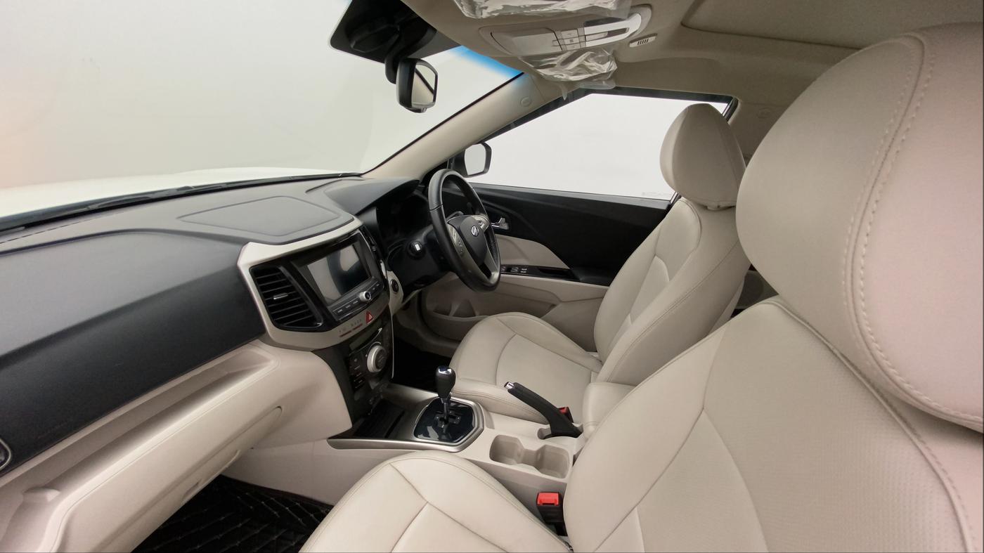 2021 Mahindra XUV300 W8 (O) 1.2 PETROL AMT, Petrol, Automatic, 39,139 km, Right Side Front Door Cabin