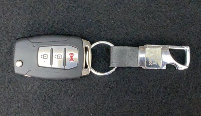 2021 Mahindra XUV300 W8 (O) 1.2 PETROL AMT, Petrol, Automatic, 39,139 km, Key Close Up