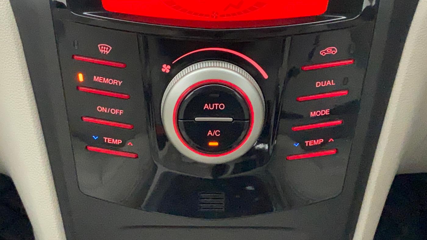 2021 Mahindra XUV300 W8 (O) 1.2 PETROL AMT, Petrol, Automatic, 39,139 km, Automatic Climate Control