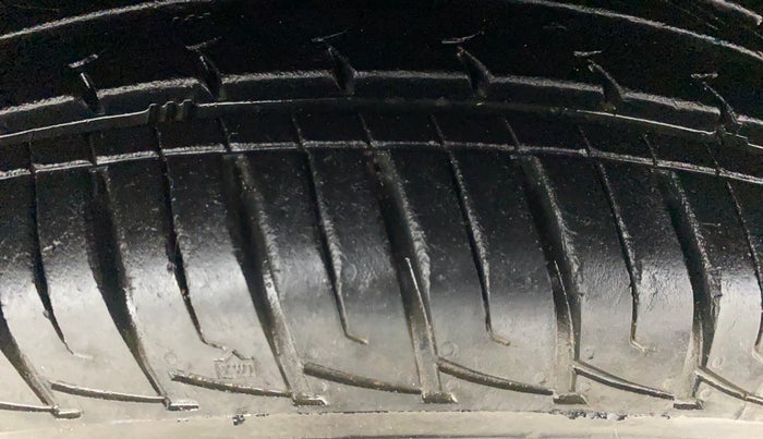 2016 Renault Duster 85 PS RXL DIESEL, Diesel, Manual, 47,937 km, Right Front Tyre Tread