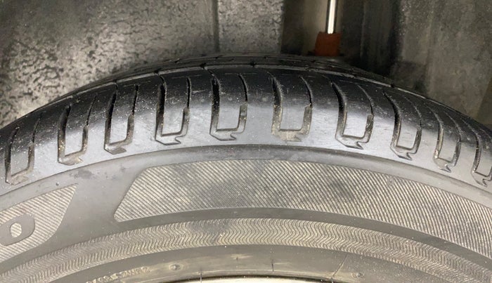 2014 Maruti Swift ZXI, Petrol, Manual, 55,967 km, Left Rear Tyre Tread