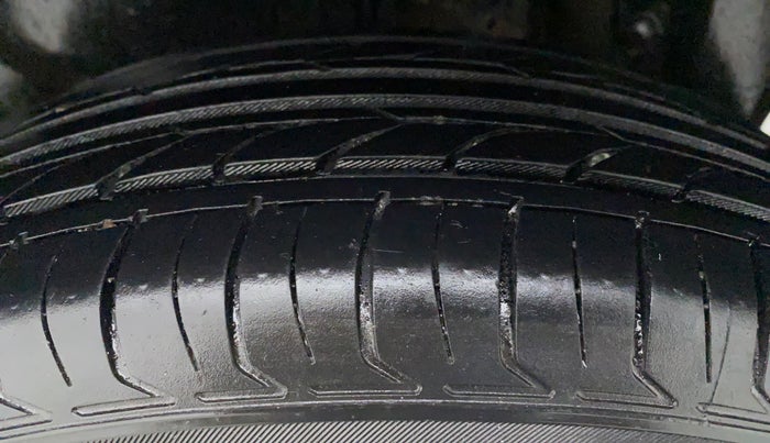 2015 Maruti Swift Dzire VXI, Petrol, Manual, 52,630 km, Right Front Tyre Tread