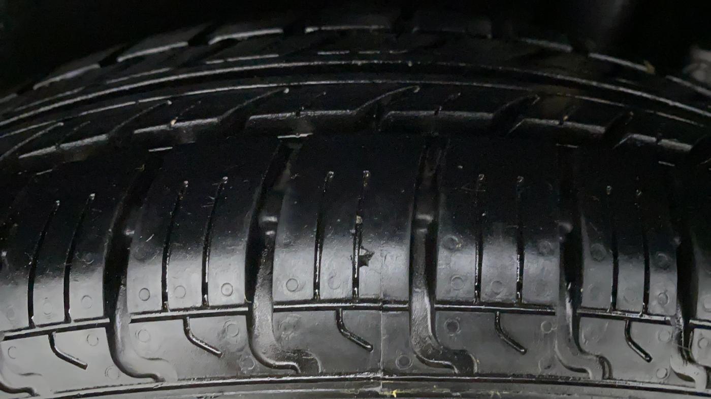 2017 Maruti Swift VXI D, Petrol, Manual, 28,030 km, Left Rear Tyre Tread