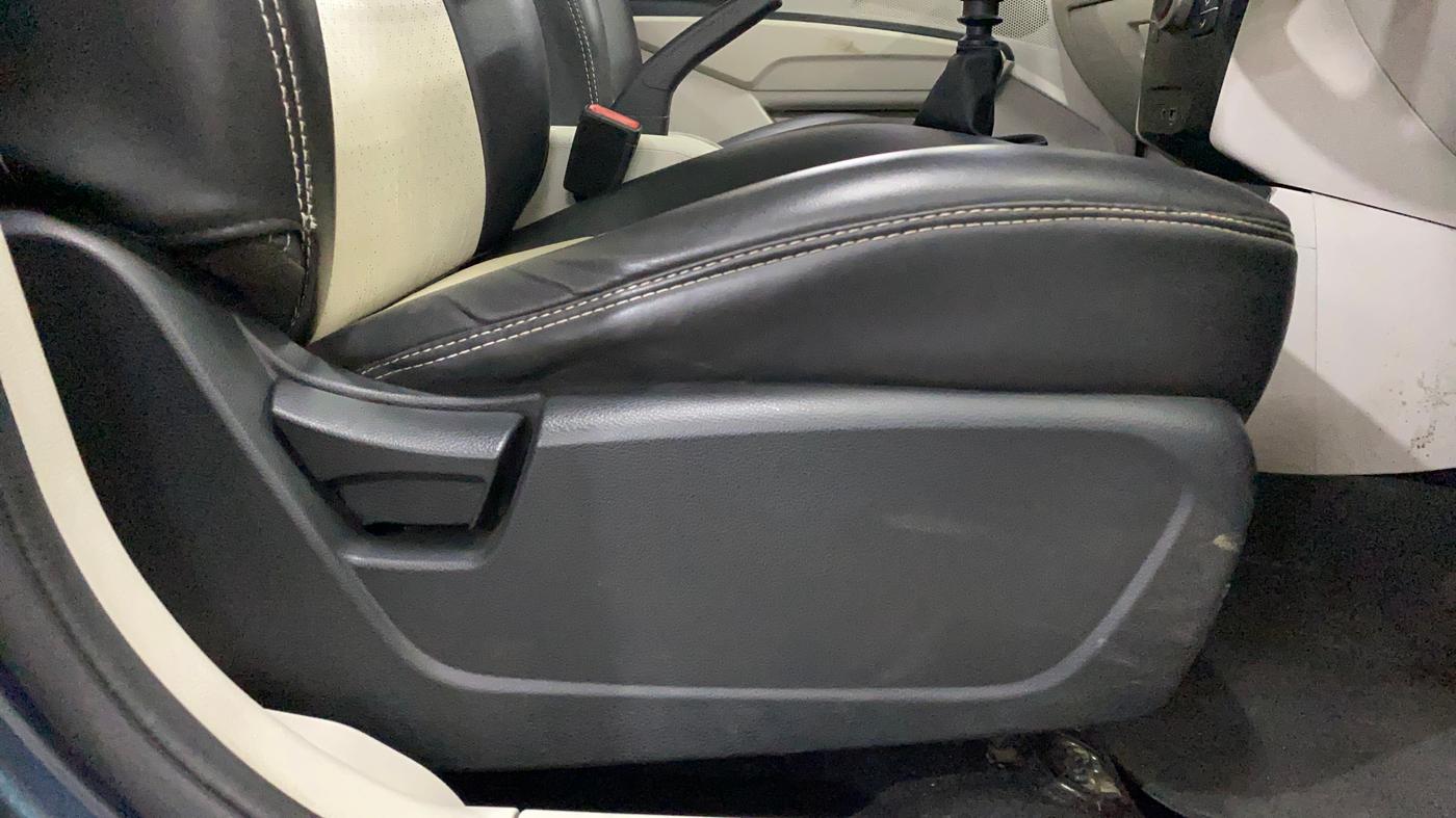 2022 Mahindra XUV300 W6 1.2 PETROL, Petrol, Manual, 39,615 km, Driver Side Adjustment Panel
