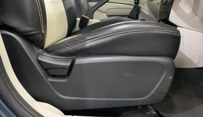 2022 Mahindra XUV300 W6 1.2 PETROL, Petrol, Manual, 39,602 km, Driver Side Adjustment Panel