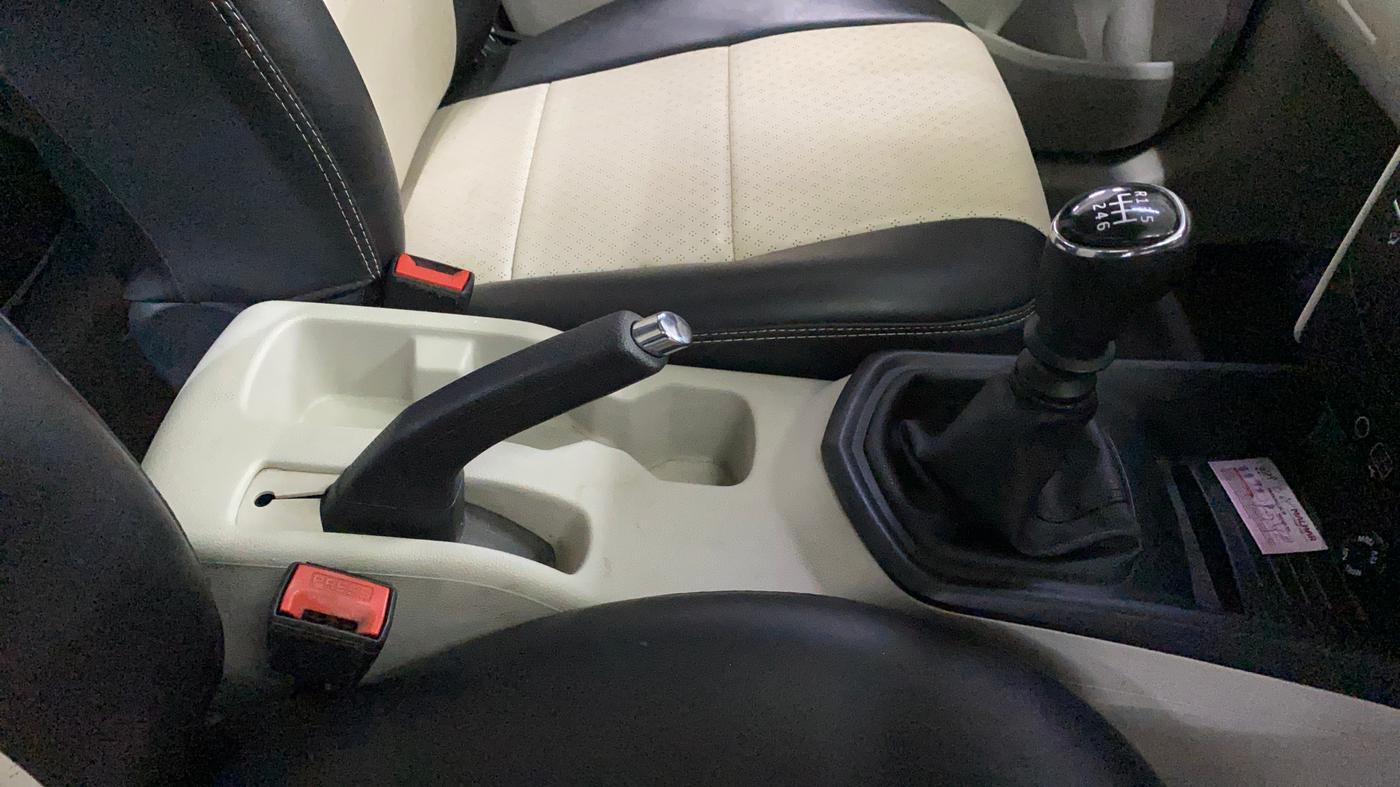 2022 Mahindra XUV300 W6 1.2 PETROL, Petrol, Manual, 39,615 km, Gear Lever