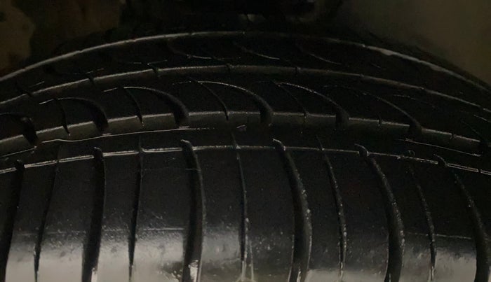 2012 Volkswagen Vento HIGHLINE DIESEL 1.6, Diesel, Manual, 1,31,890 km, Right Front Tyre Tread