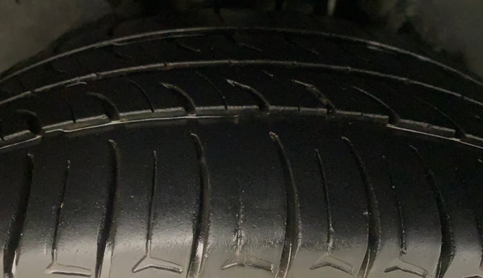 2012 Volkswagen Vento HIGHLINE DIESEL 1.6, Diesel, Manual, 1,31,890 km, Right Rear Tyre Tread