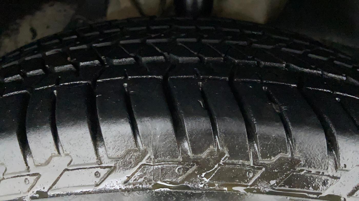 2021 Mahindra XUV500 W7 AT, Diesel, Automatic, 15,770 km, Right Front Tyre Tread