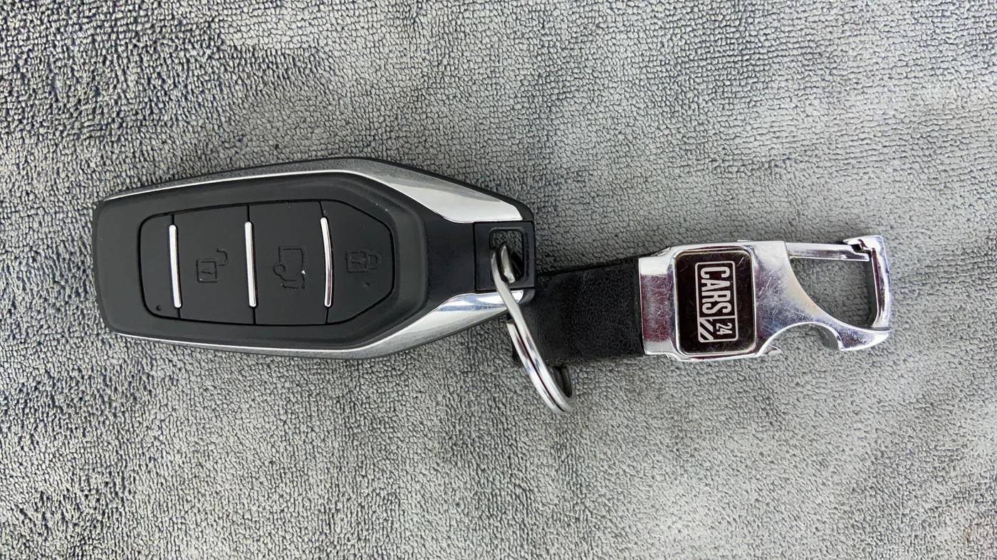 2021 Mahindra XUV500 W7 AT, Diesel, Automatic, 15,770 km, Key Close Up