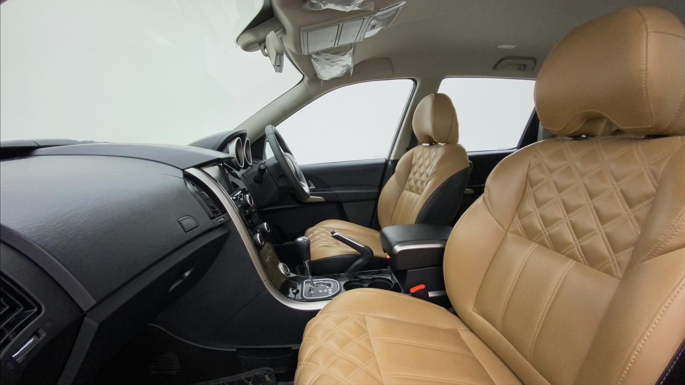 2021 Mahindra XUV500 W7 AT, Diesel, Automatic, 15,770 km, Right Side Front Door Cabin