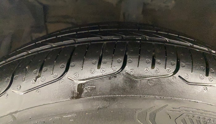 2018 Maruti Ciaz ALPHA 1.4 PETROL, Petrol, Manual, 64,711 km, Left Front Tyre Tread