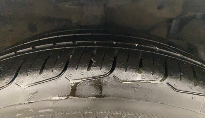 2018 Maruti Ciaz ALPHA 1.4 PETROL, Petrol, Manual, 64,711 km, Right Front Tyre Tread