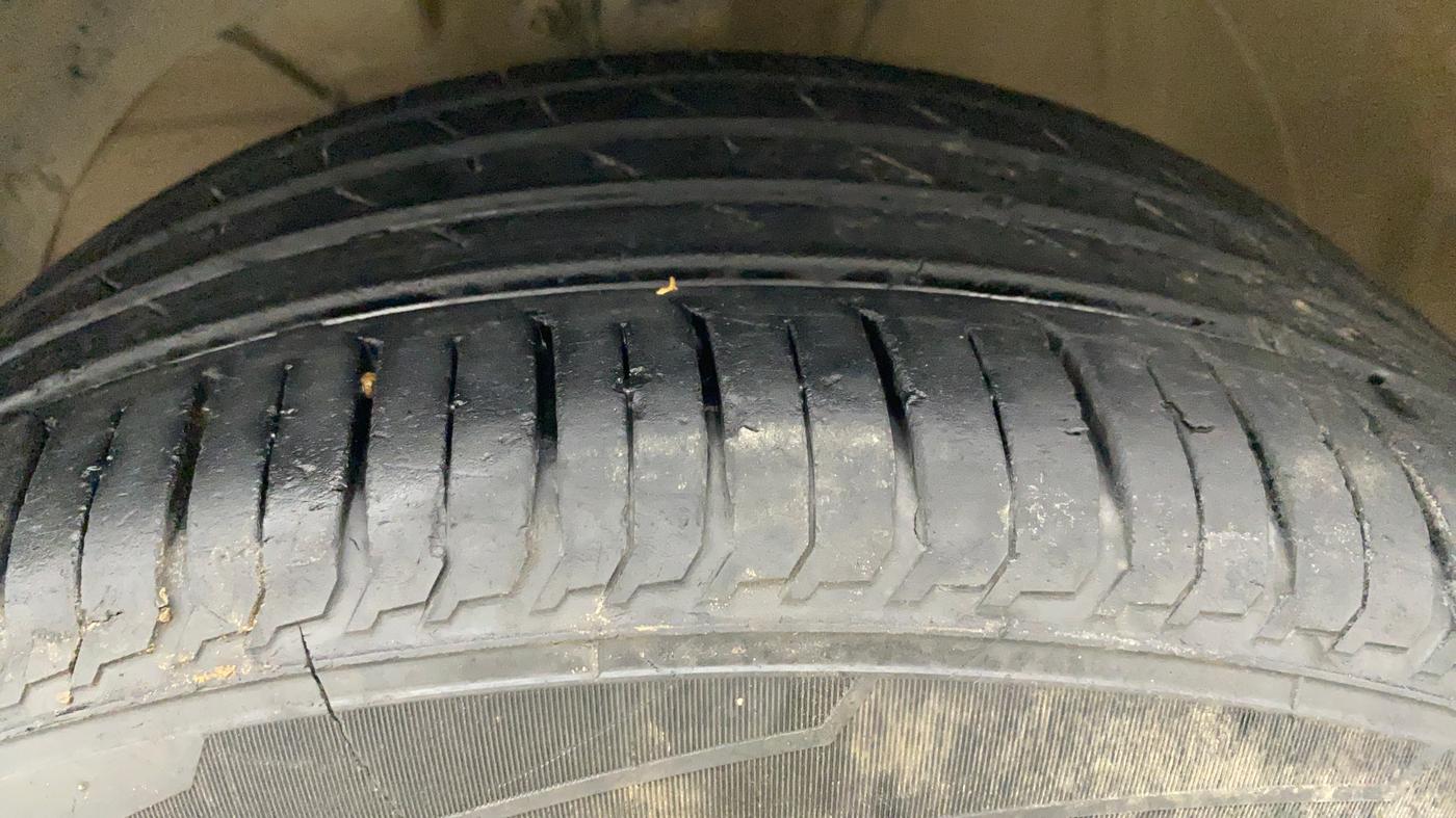 2022 Maruti Dzire ZXI CNG, CNG, Manual, 38,520 km, Left Front Tyre Tread