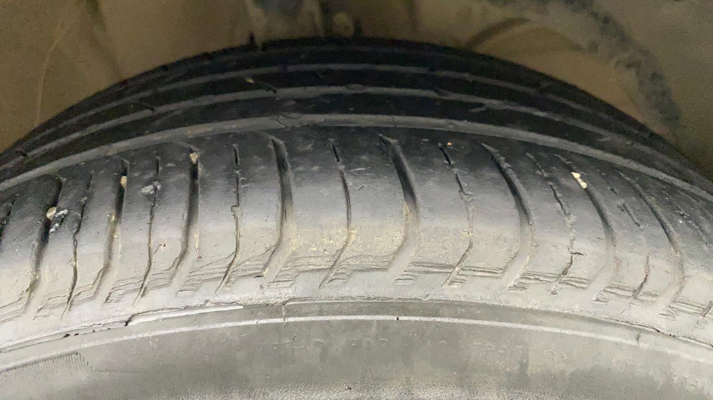 2022 Maruti Dzire ZXI CNG, CNG, Manual, 38,520 km, Right Front Tyre Tread
