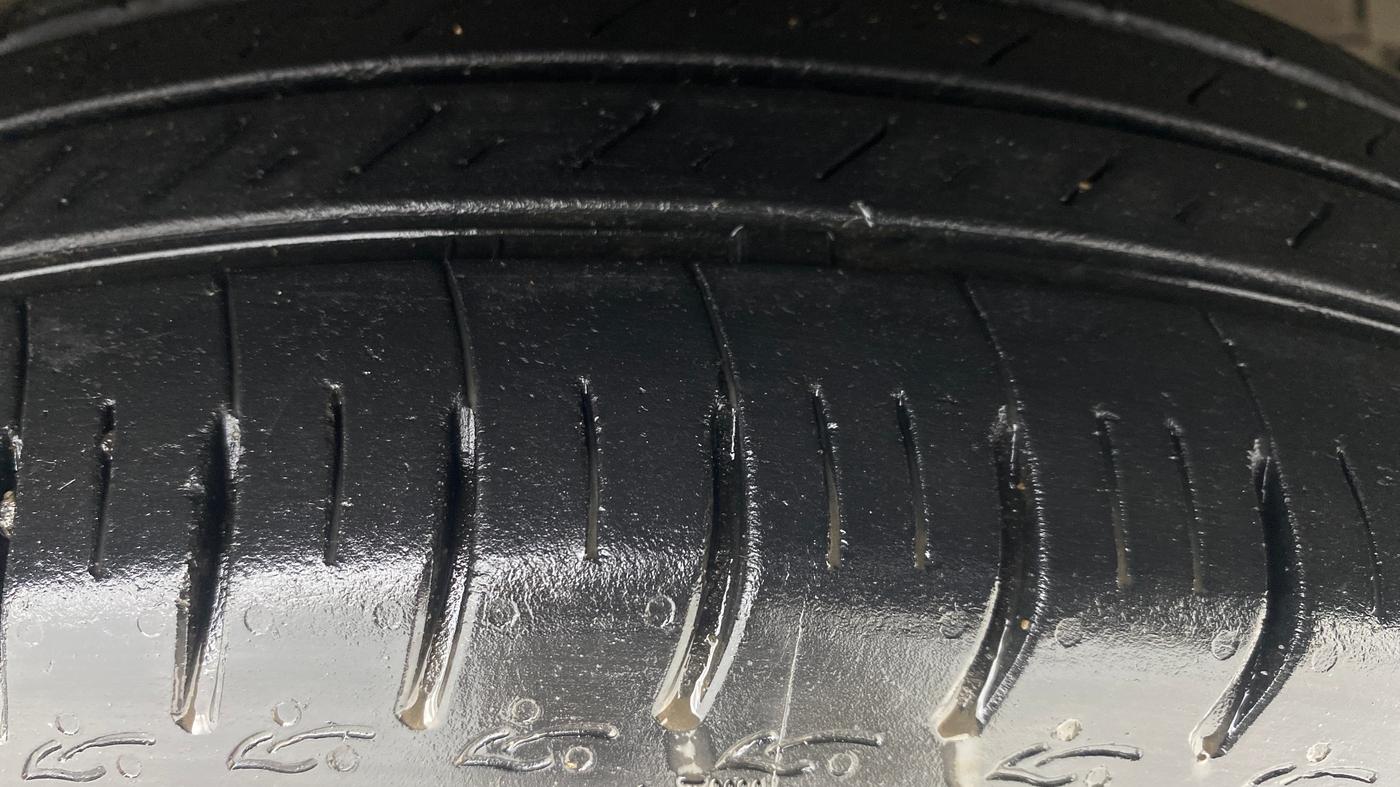 2013 Maruti Swift Dzire VXI, Petrol, Manual, 86,981 km, Right Front Tyre Tread