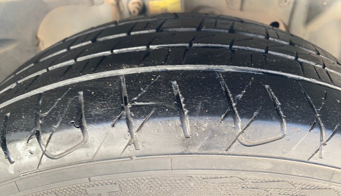 2017 Ford Ecosport TITANIUM 1.5L PETROL, Petrol, Manual, 1,37,972 km, Right Front Tyre Tread