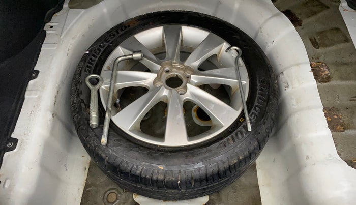 2012 Hyundai Verna FLUIDIC 1.6 VTVT SX, Petrol, Manual, 85,385 km, Dicky (Boot door) - Jack/Tool not available