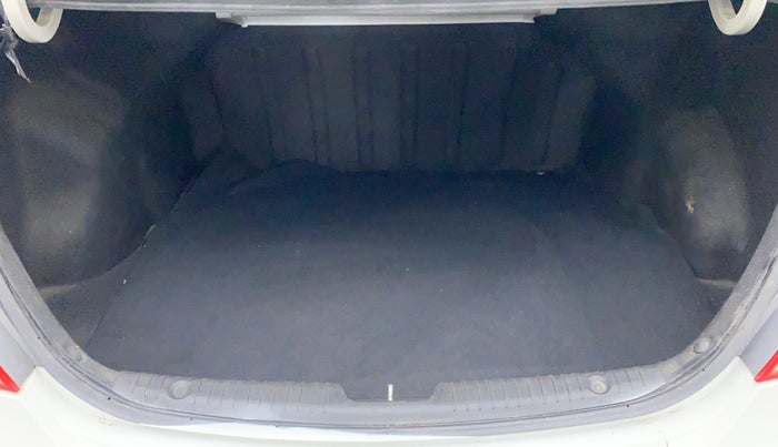 2012 Hyundai Verna FLUIDIC 1.6 VTVT SX, Petrol, Manual, 85,385 km, Boot Inside