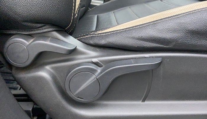 2019 Mahindra XUV500 W9, Diesel, Manual, 71,000 km, Driver Side Adjustment Panel