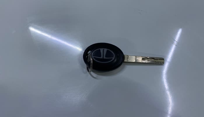 2024 Tata NEXON SMART 1.2 PETROL, Petrol, Manual, 27,945 km, Key Close Up