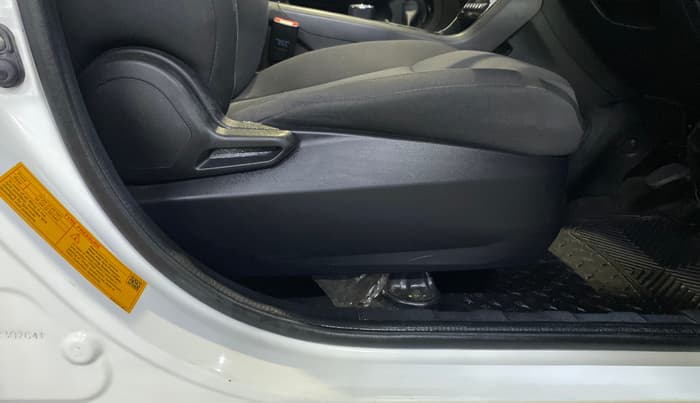 2024 Tata NEXON SMART 1.2 PETROL, Petrol, Manual, 27,945 km, Driver Side Adjustment Panel