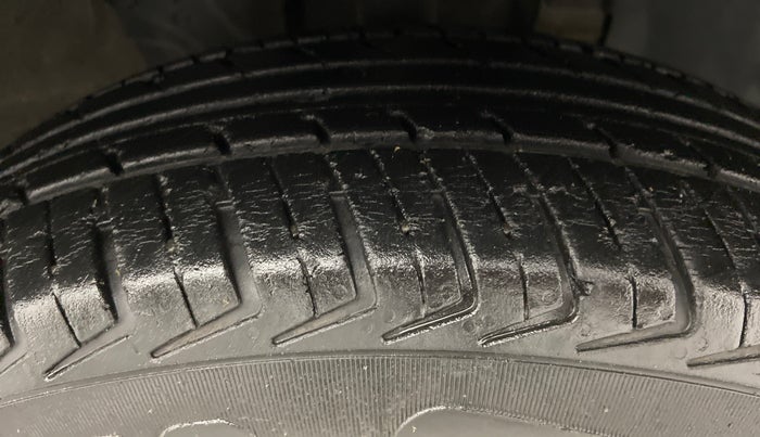 2016 Renault Kwid RXT, Petrol, Manual, 30,000 km, Right Front Tyre Tread