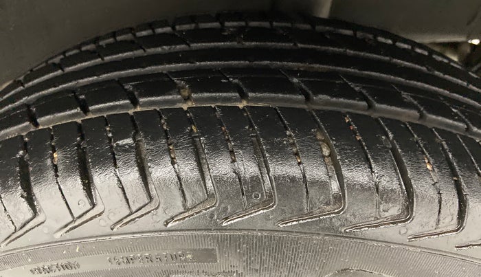2016 Renault Kwid RXT, Petrol, Manual, 30,000 km, Left Rear Tyre Tread