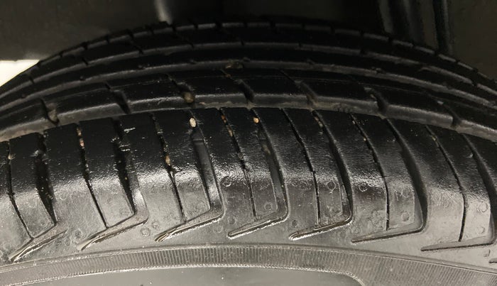2016 Renault Kwid RXT, Petrol, Manual, 30,000 km, Right Rear Tyre Tread