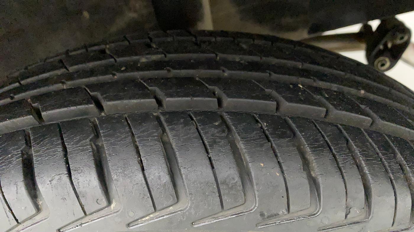 2017 Renault Kwid RXT 1.0 (O), Petrol, Manual, 23,602 km, Left Rear Tyre Tread