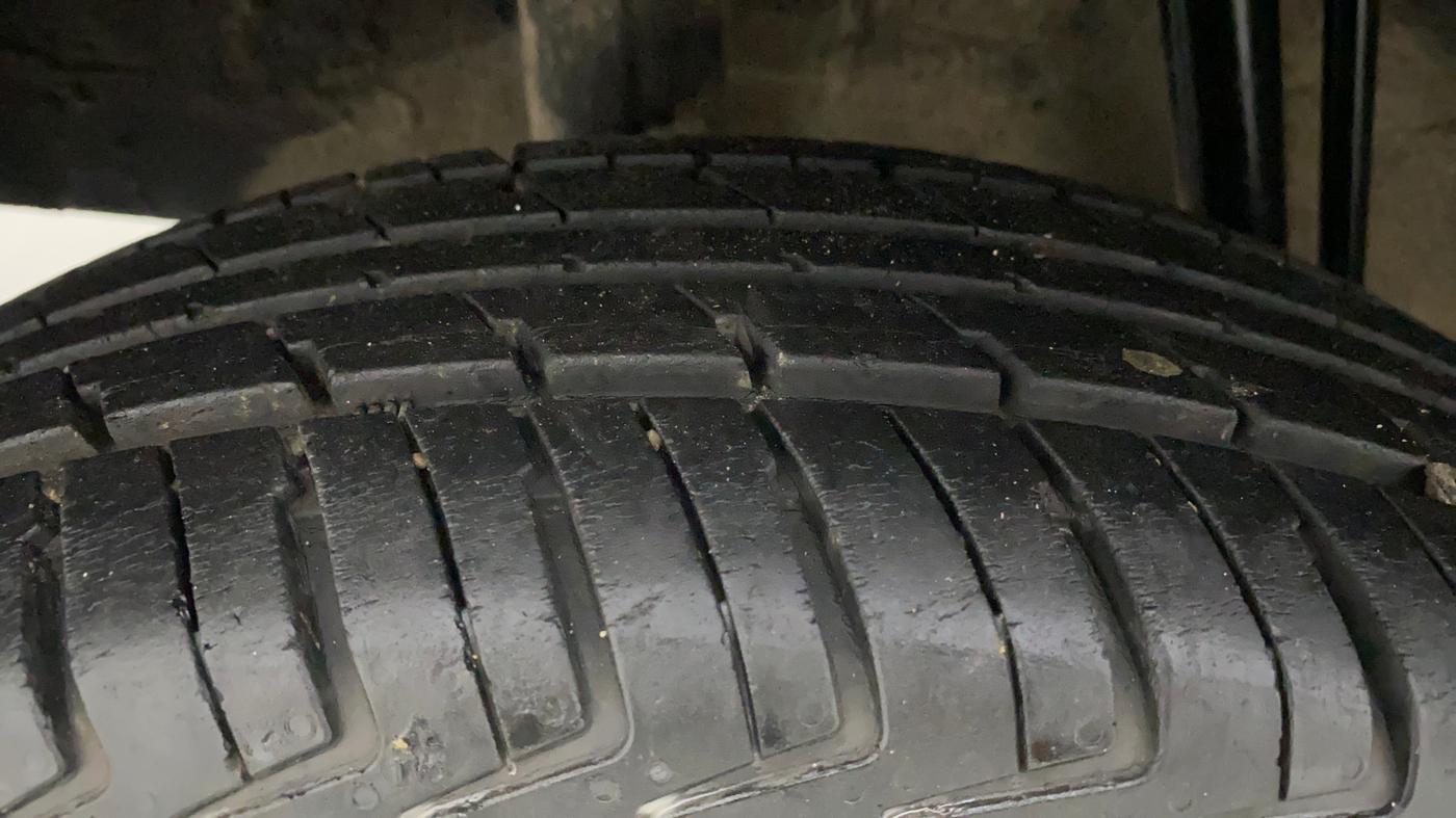 2017 Renault Kwid RXT 1.0 (O), Petrol, Manual, 23,602 km, Right Rear Tyre Tread