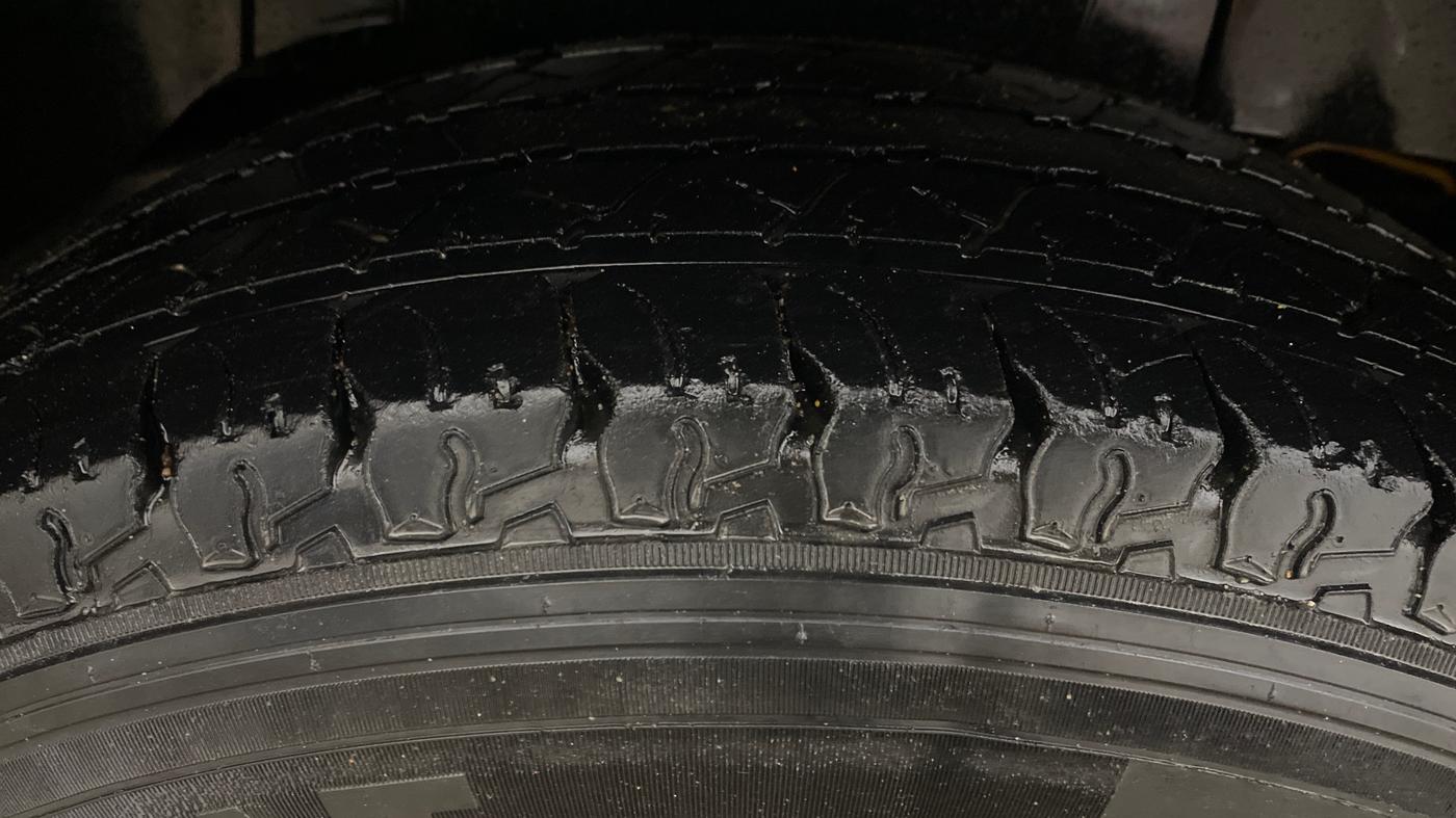 2017 Mahindra TUV300 T8, Diesel, Manual, 31,985 km, Right Rear Tyre Tread