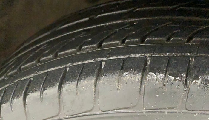 2015 Maruti Baleno DELTA PETROL 1.2, Petrol, Manual, 68,798 km, Right Front Tyre Tread