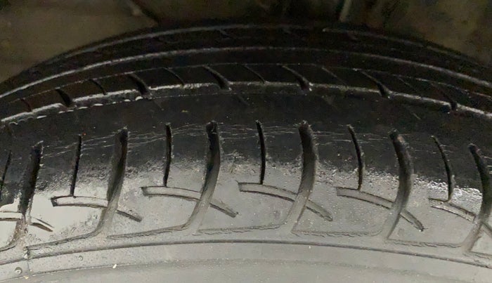 2015 Maruti Baleno DELTA PETROL 1.2, Petrol, Manual, 68,798 km, Left Front Tyre Tread