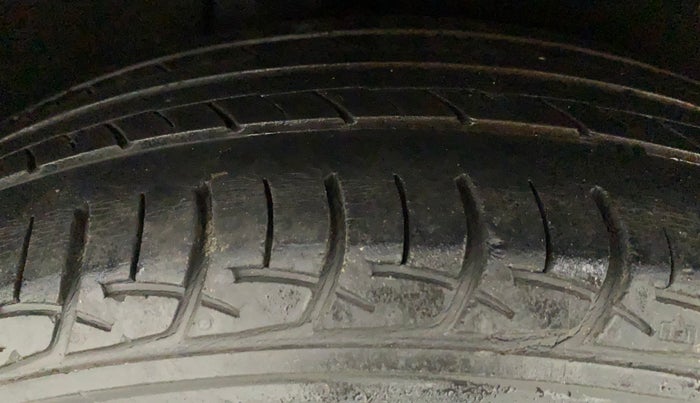 2015 Maruti Baleno DELTA PETROL 1.2, Petrol, Manual, 68,798 km, Right Rear Tyre Tread
