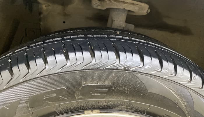 2015 Maruti Ertiga VXI, Petrol, Manual, 70,164 km, Left Front Tyre Tread