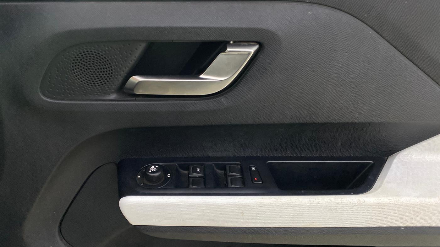 2022 Tata PUNCH CREATIVE  AMT, CNG, Automatic, 72,499 km, Driver Side Door Panels Control