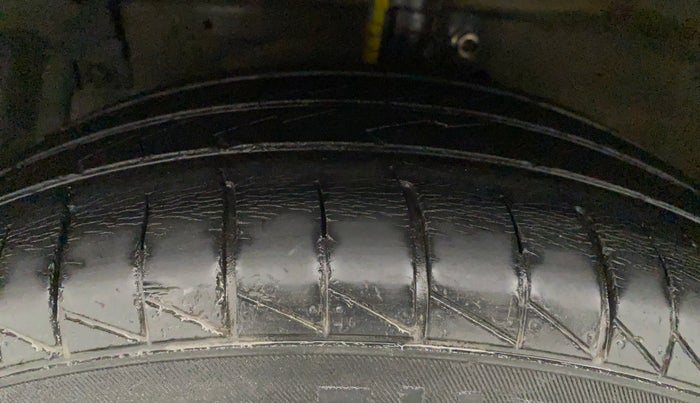 2014 Maruti Ertiga VXI CNG, CNG, Manual, 86,836 km, Left Front Tyre Tread