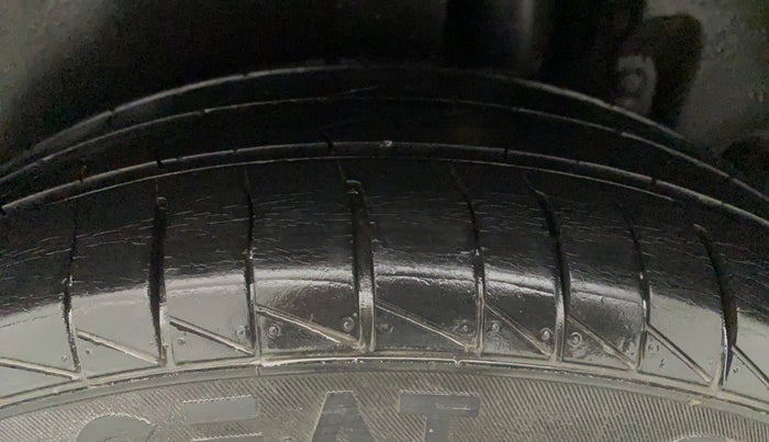 2014 Maruti Ertiga VXI CNG, CNG, Manual, 86,836 km, Left Rear Tyre Tread