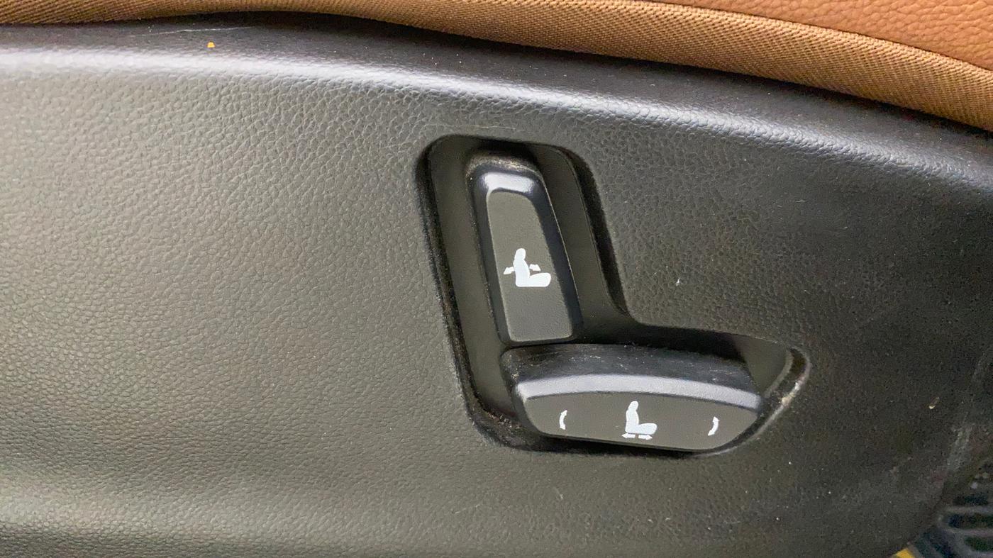 2020 MG HECTOR PLUS SHARP 1.5 PETROL TURBO HYBRID MT 6-STR, Petrol, Manual, 1,10,643 km, Driver Side Adjustment Panel