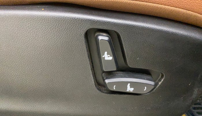 2020 MG HECTOR PLUS SHARP 1.5 PETROL TURBO HYBRID MT 6-STR, Petrol, Manual, 1,10,576 km, Driver Side Adjustment Panel