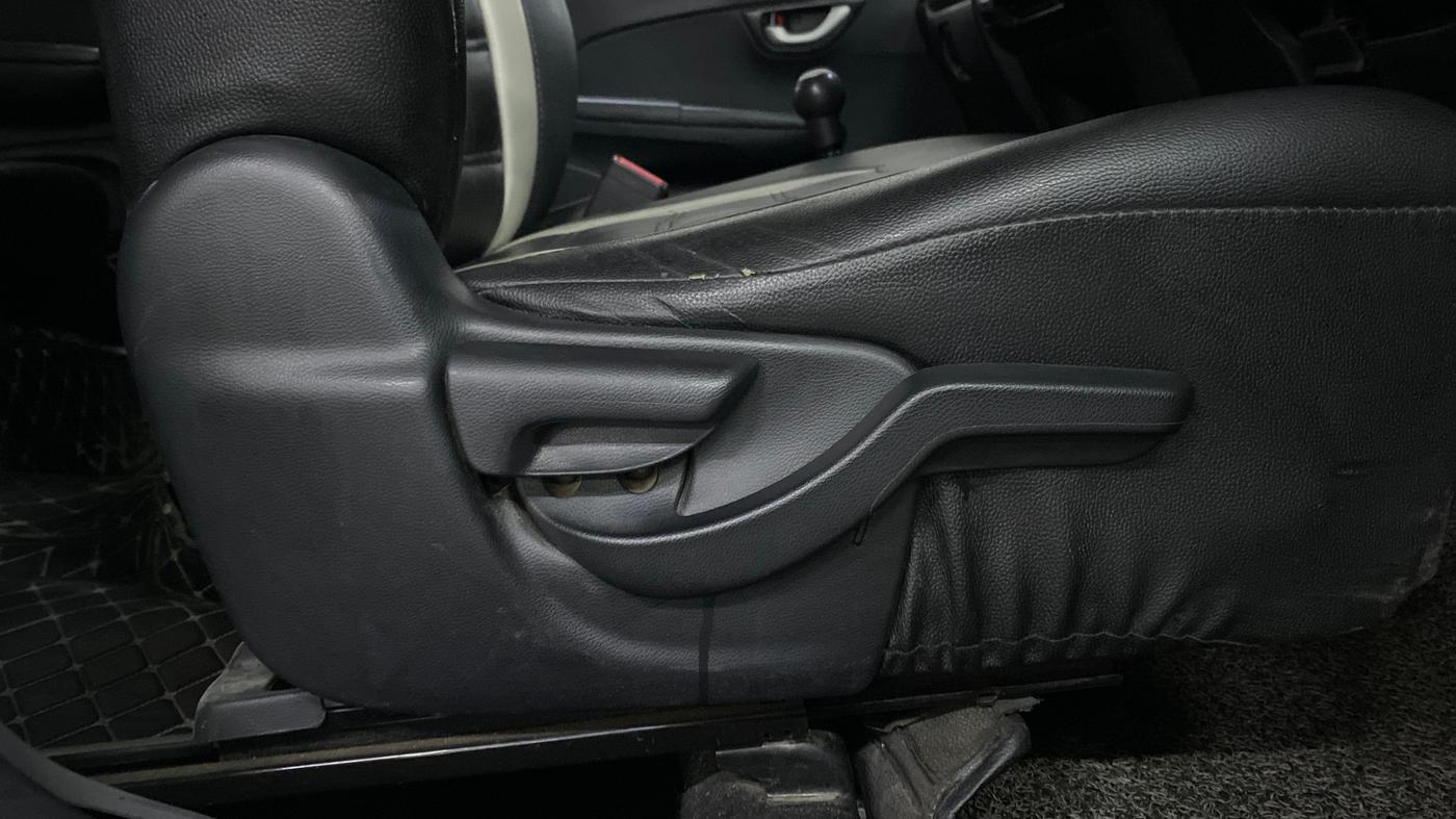 2017 Honda BR-V 1.5L I- DTEC S, Diesel, Manual, 1,56,403 km, Driver Side Adjustment Panel