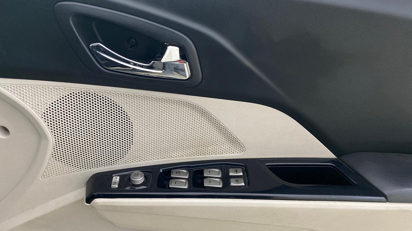2019 Mahindra XUV300 W8 1.5 DIESEL AMT, Diesel, Automatic, 51,412 km, Driver Side Door Panels Control