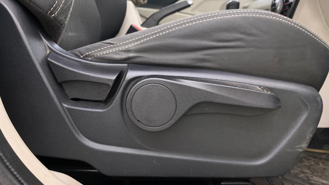 2019 Mahindra XUV300 W8 1.5 DIESEL AMT, Diesel, Automatic, 51,412 km, Driver Side Adjustment Panel