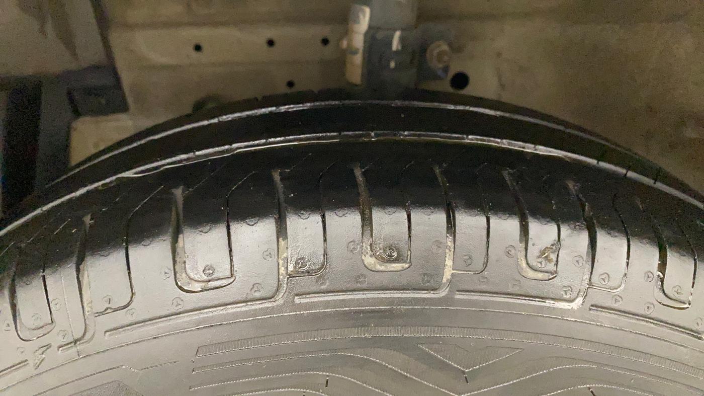 2016 Maruti Swift Dzire VXI, Petrol, Manual, 76,228 km, Left Front Tyre Tread