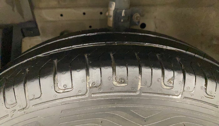 2016 Maruti Swift Dzire VXI, Petrol, Manual, 76,228 km, Left Front Tyre Tread