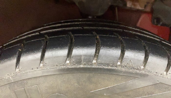 2015 Hyundai Eon MAGNA +, Petrol, Manual, 79,899 km, Right Front Tyre Tread