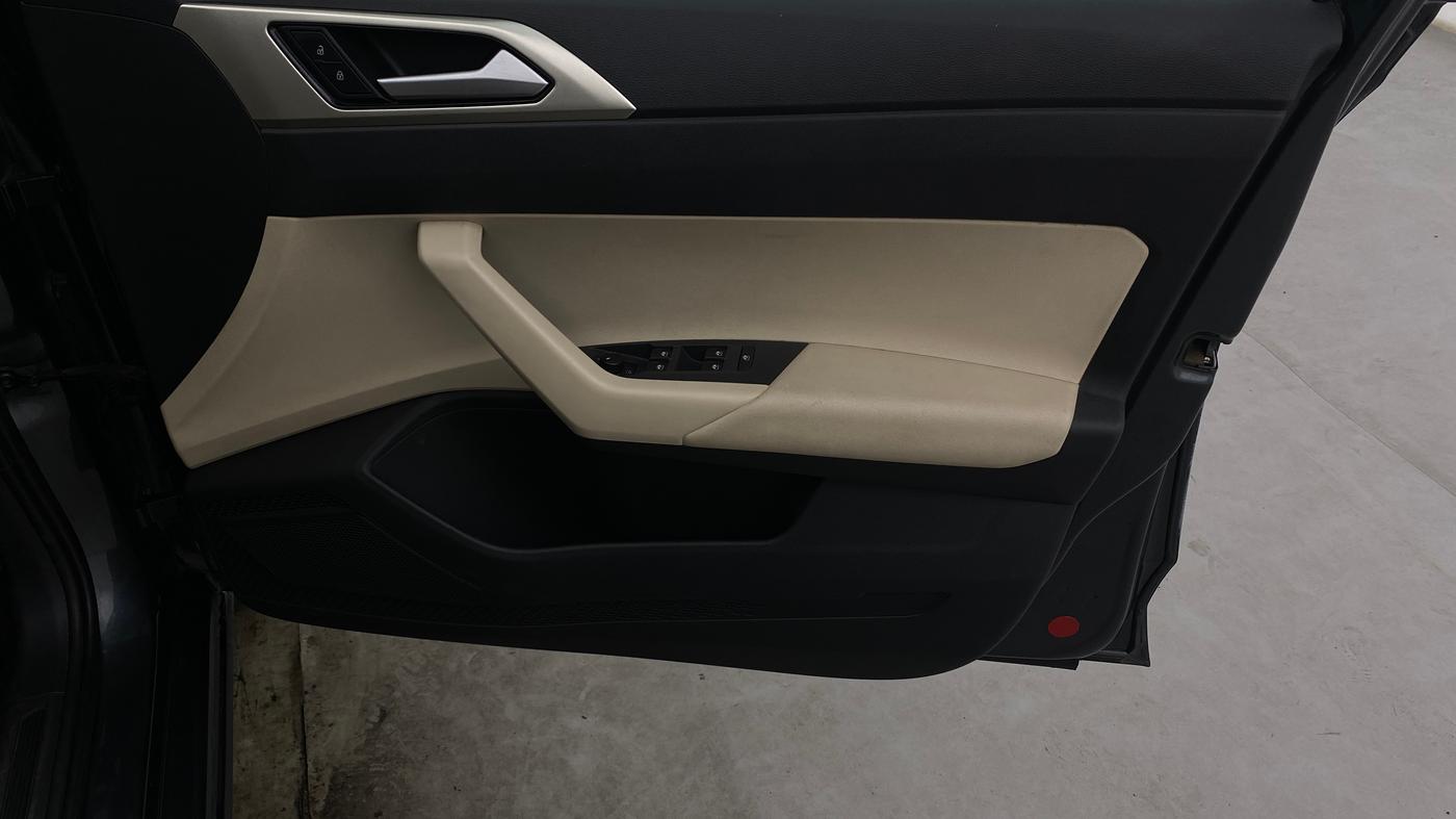 2023 Volkswagen VIRTUS TOPLINE TSI 1.0 AT, Petrol, Automatic, 37,237 km, Driver Side Door Panels Control