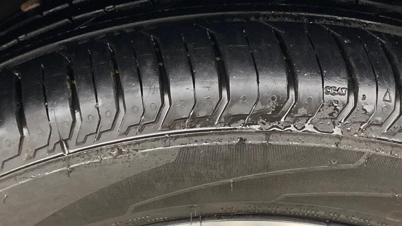 2023 Volkswagen VIRTUS TOPLINE TSI 1.0 AT, Petrol, Automatic, 37,237 km, Right Front Tyre Tread